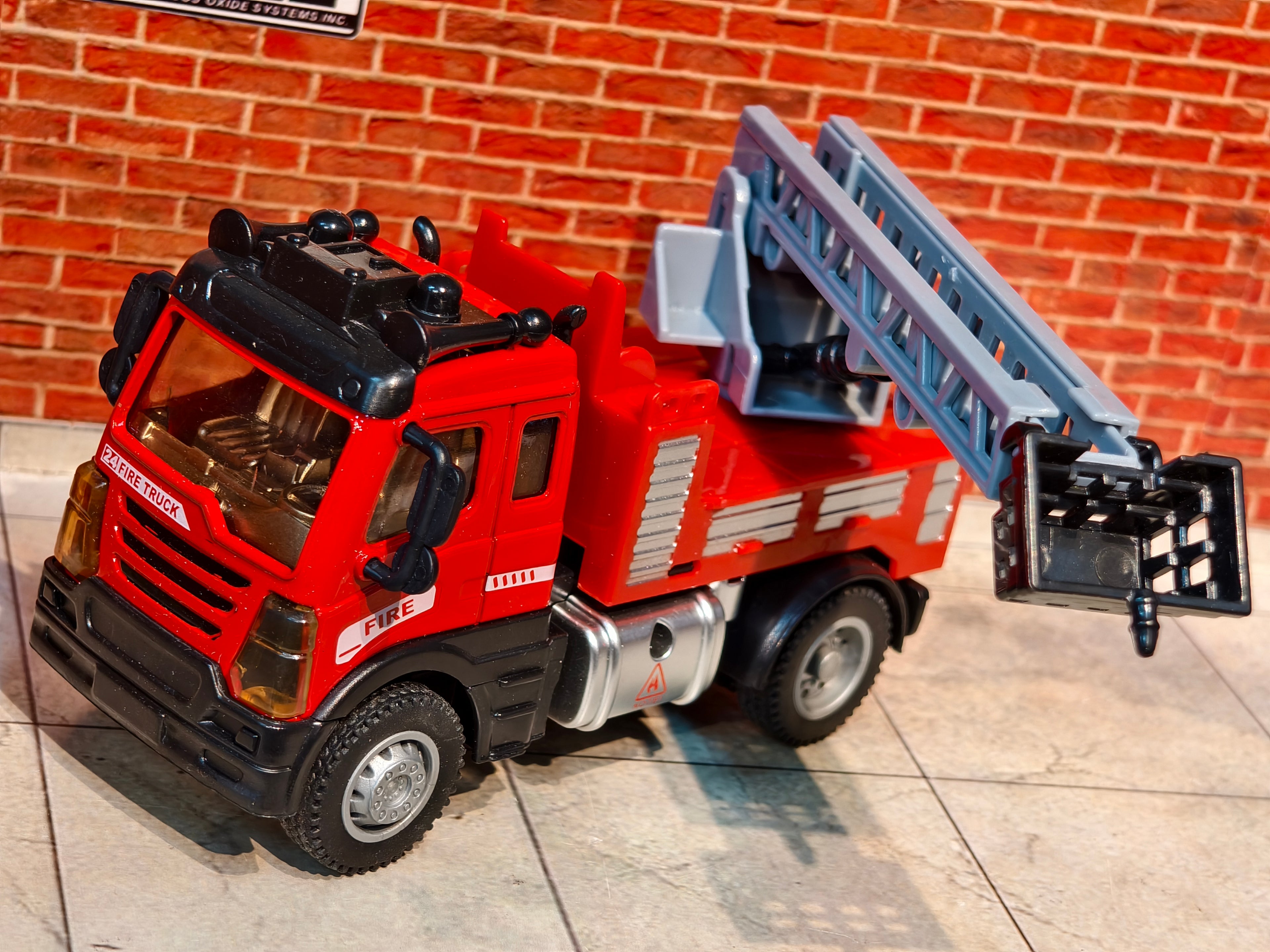FirelRescue Fire Truck with Extendable Ladder & Basket 1:64 Scale