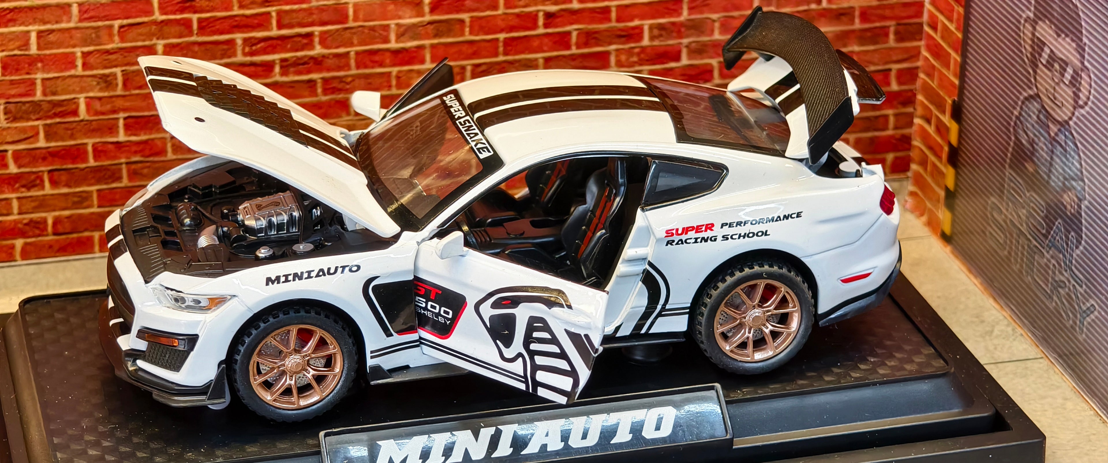 Shelby GT500 Super Snake Edition – 1:32 Scale Diecast Model with Light & Sound