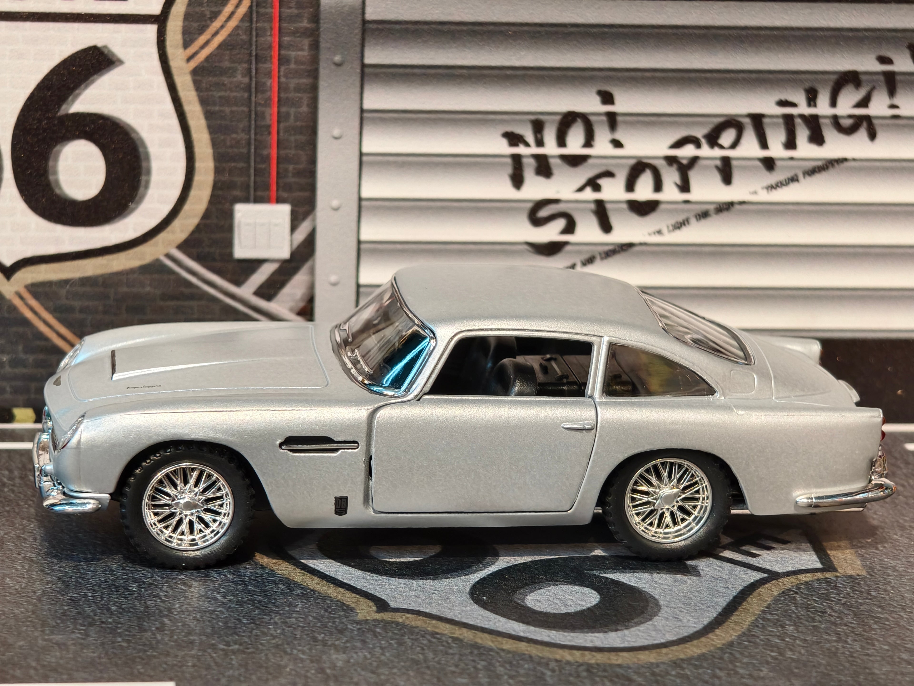 Kinsmart Official Licensed Aston Martin DB5 1:38 Scale Classic Car