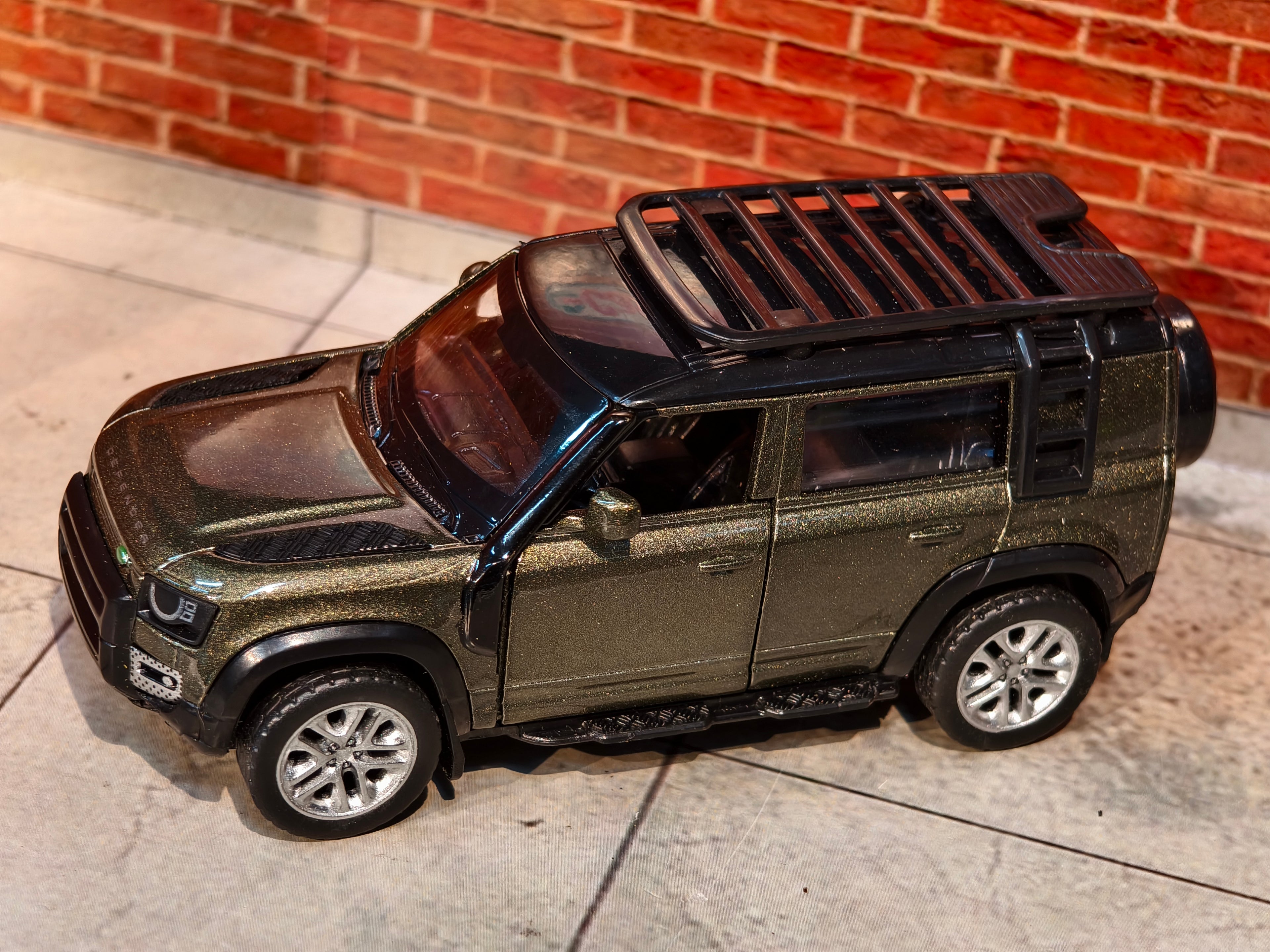 MSZ Official Licensed Land Rover Defender 110 1:43 Scale