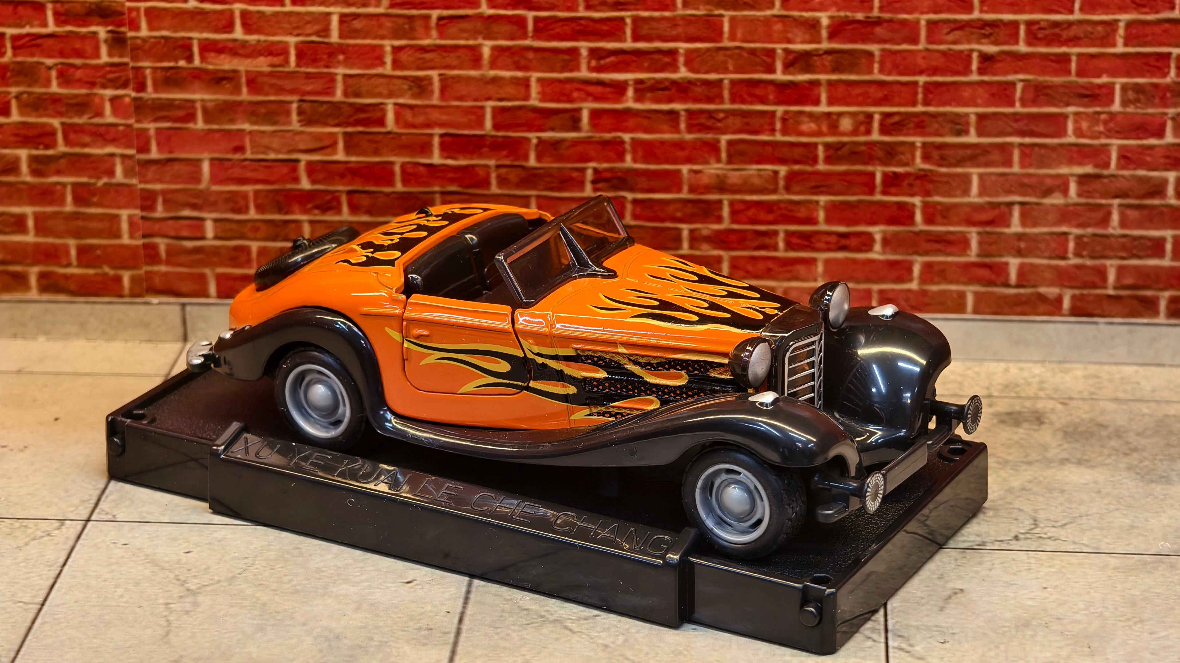 Vintage 1930s-style Roadster Mercedes-Benz 500K 1:36 Scale with Foldable Stand Box piece