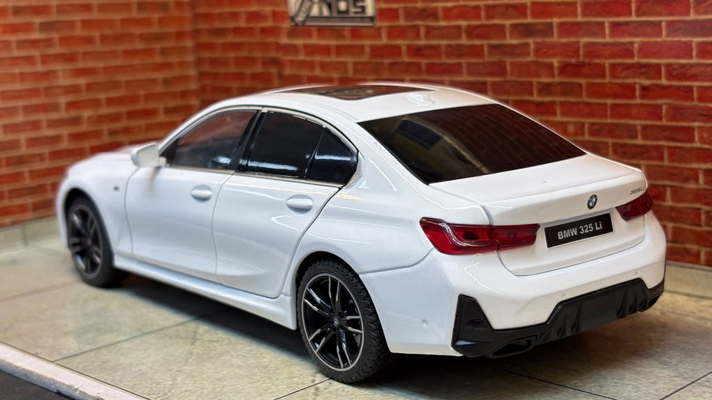 QY Official Licensed BMW 3 Series  LCI 1:24 Scale Premium Detailing
