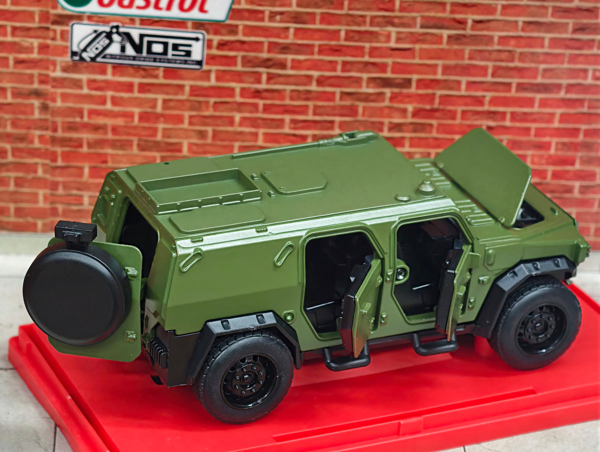 Dongfeng Mengshi EQ2050 Military Jeep 1:32 Scale in Acrylic Box