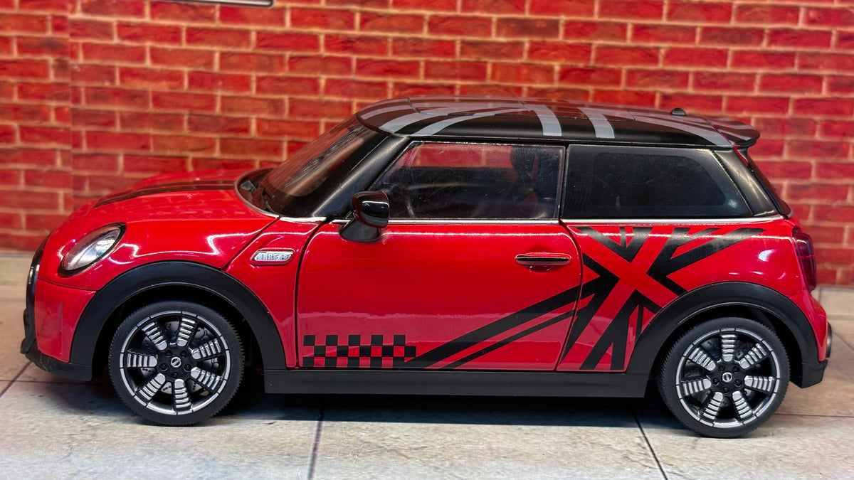 QY Official Licensed Mini Cooper S 1:24 Scale Premium Detailing