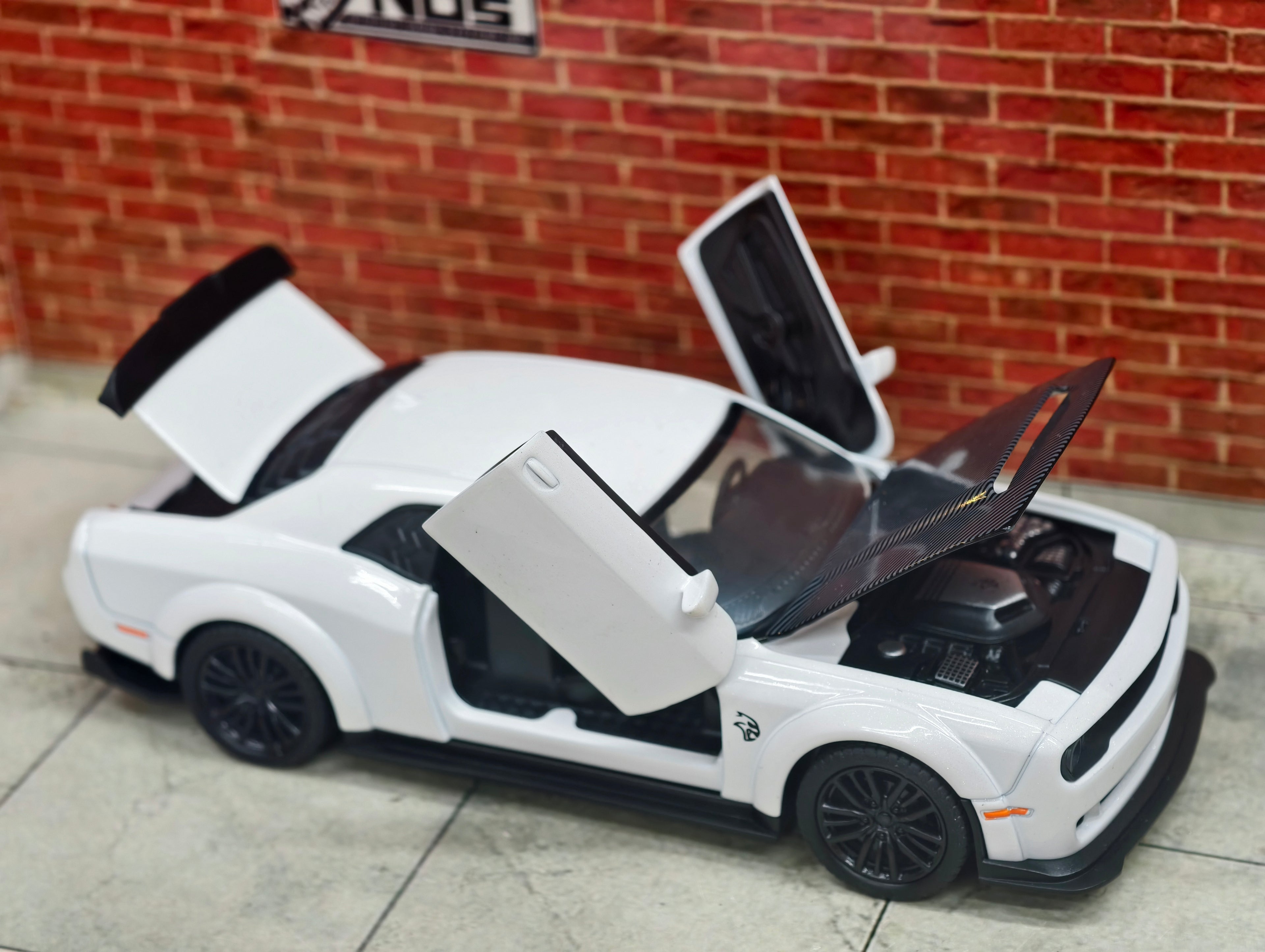 Dodge Challenger SRT 1:32 Scale