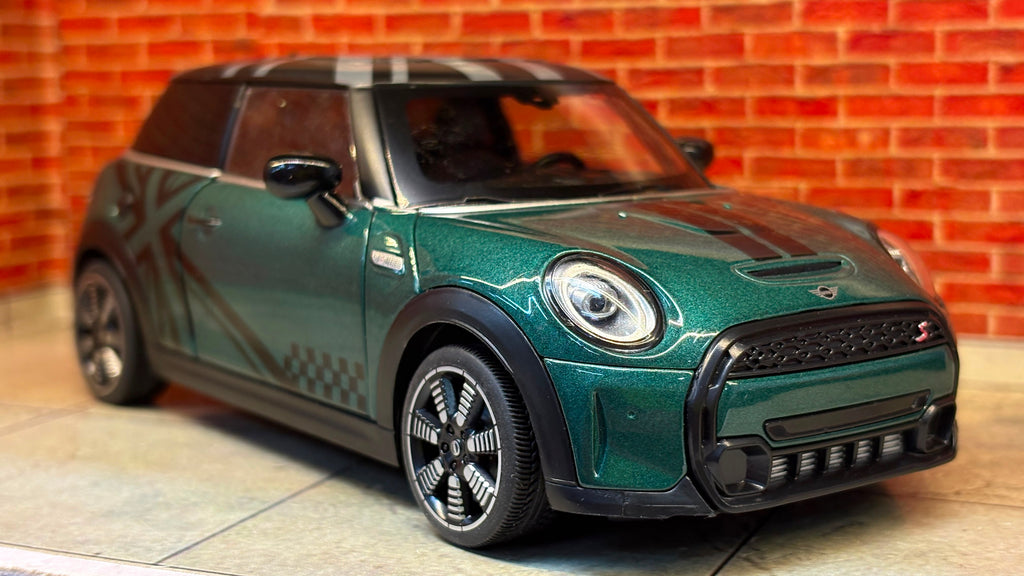QY Official Licensed Mini Cooper S 1:24 Scale Premium Detailing