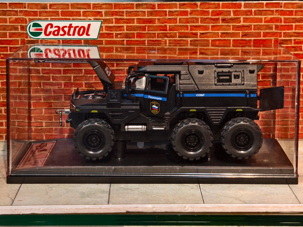 Conqueror Armed Car in Acrylic Box 1:32 Scale