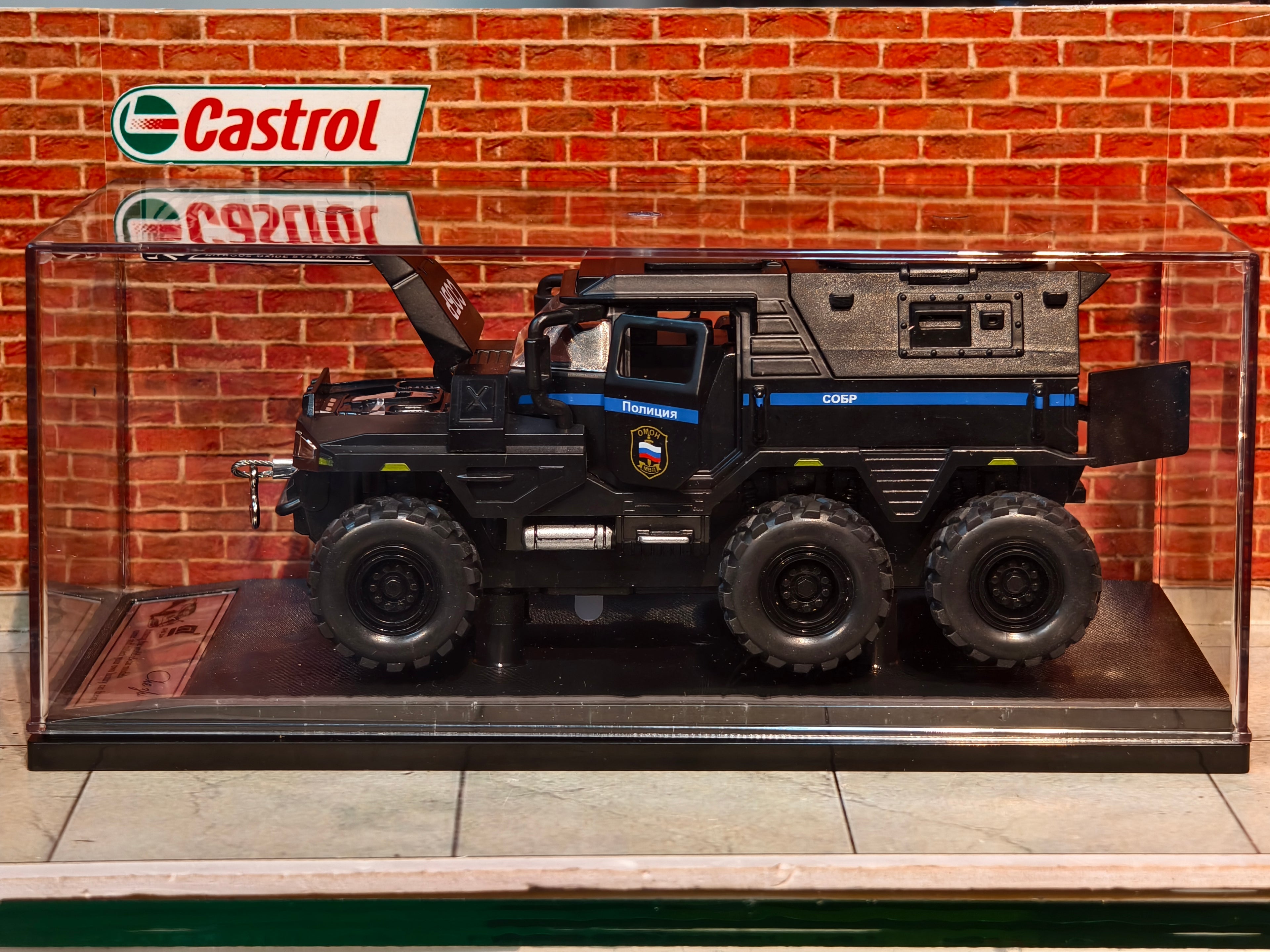 Conqueror Armed Car in Acrylic Box 1:32 Scale