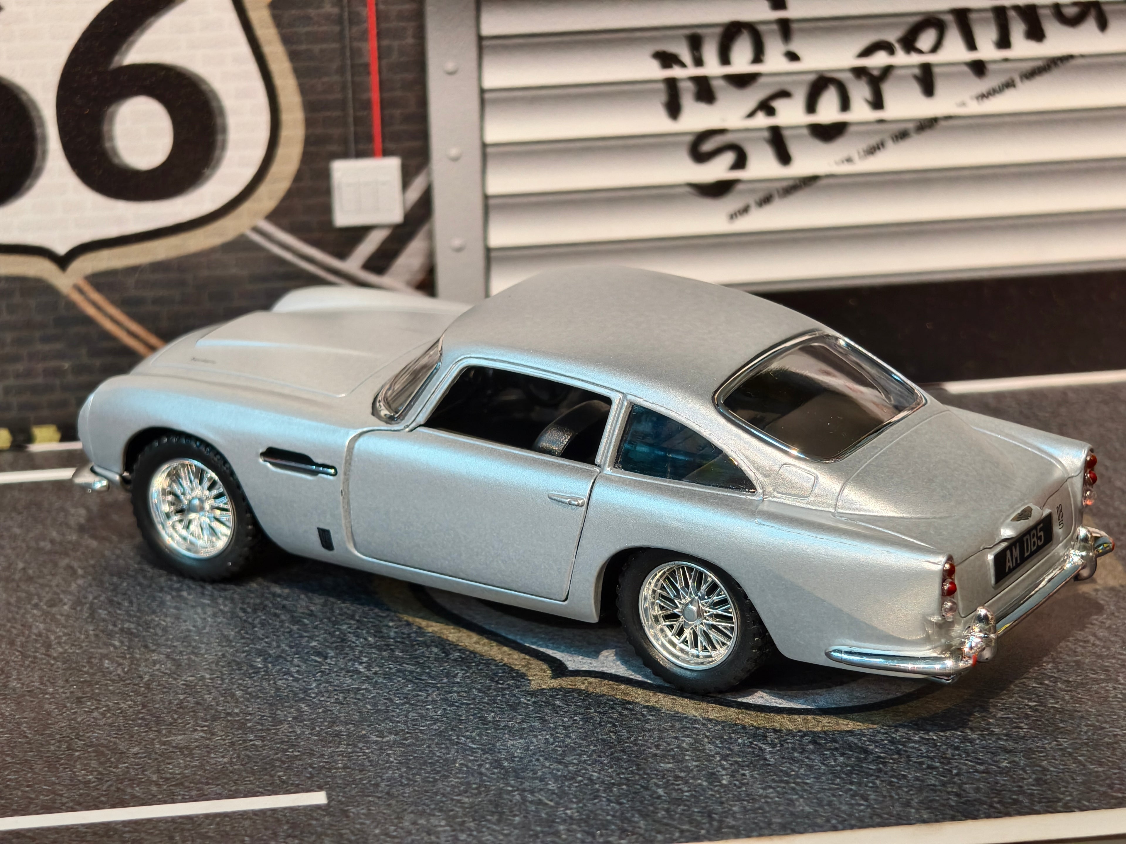 Kinsmart Official Licensed Aston Martin DB5 1:38 Scale Classic Car
