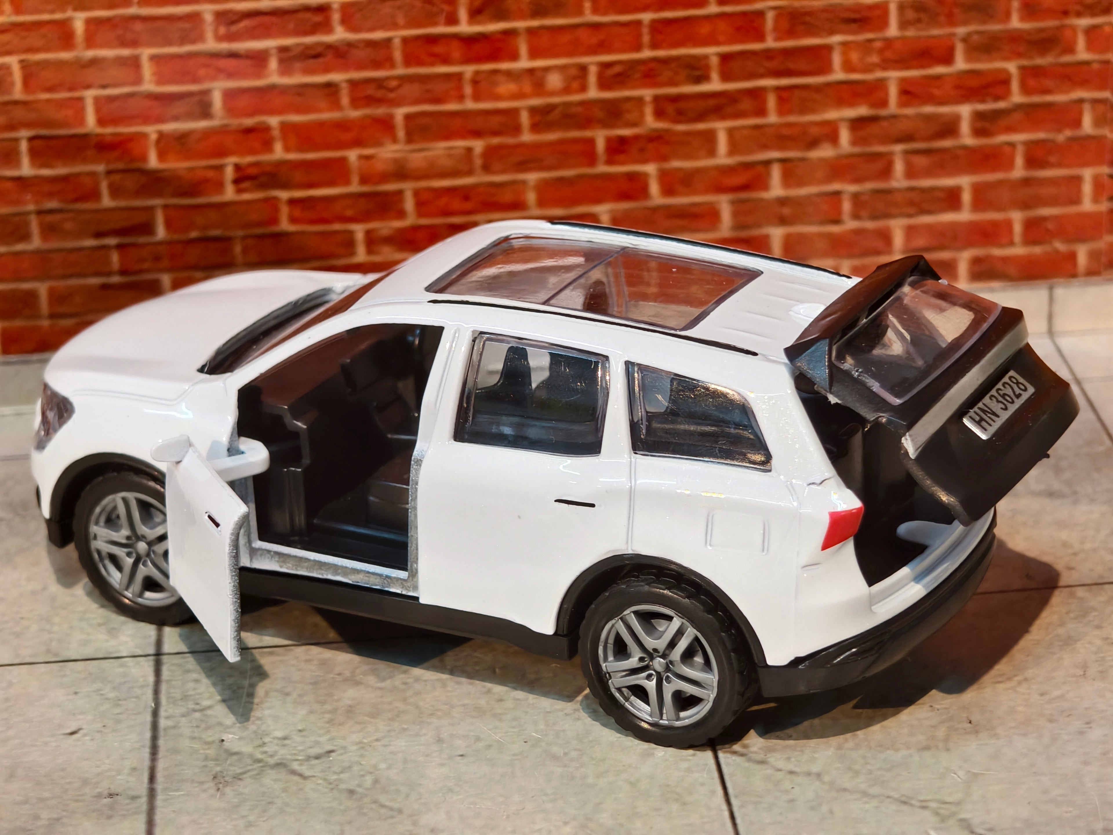Mahindra XUV 700 1:36 Scale Premium Detailing