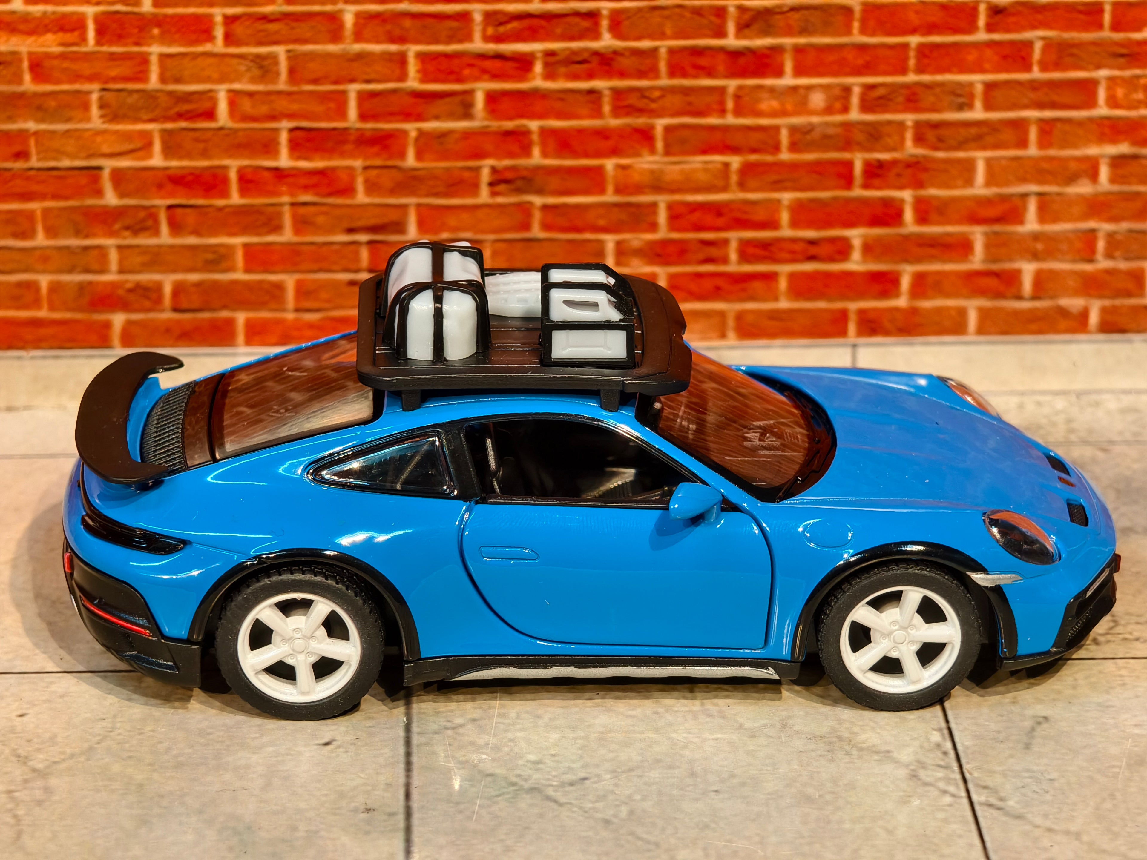 Kinsmart Official Licensed PORSCHE 911 RALLYE with Roof Rack 1:36 Scale