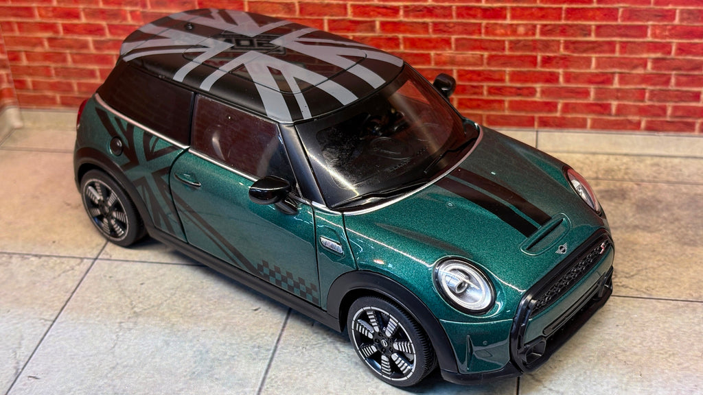QY Official Licensed Mini Cooper S 1:24 Scale Premium Detailing
