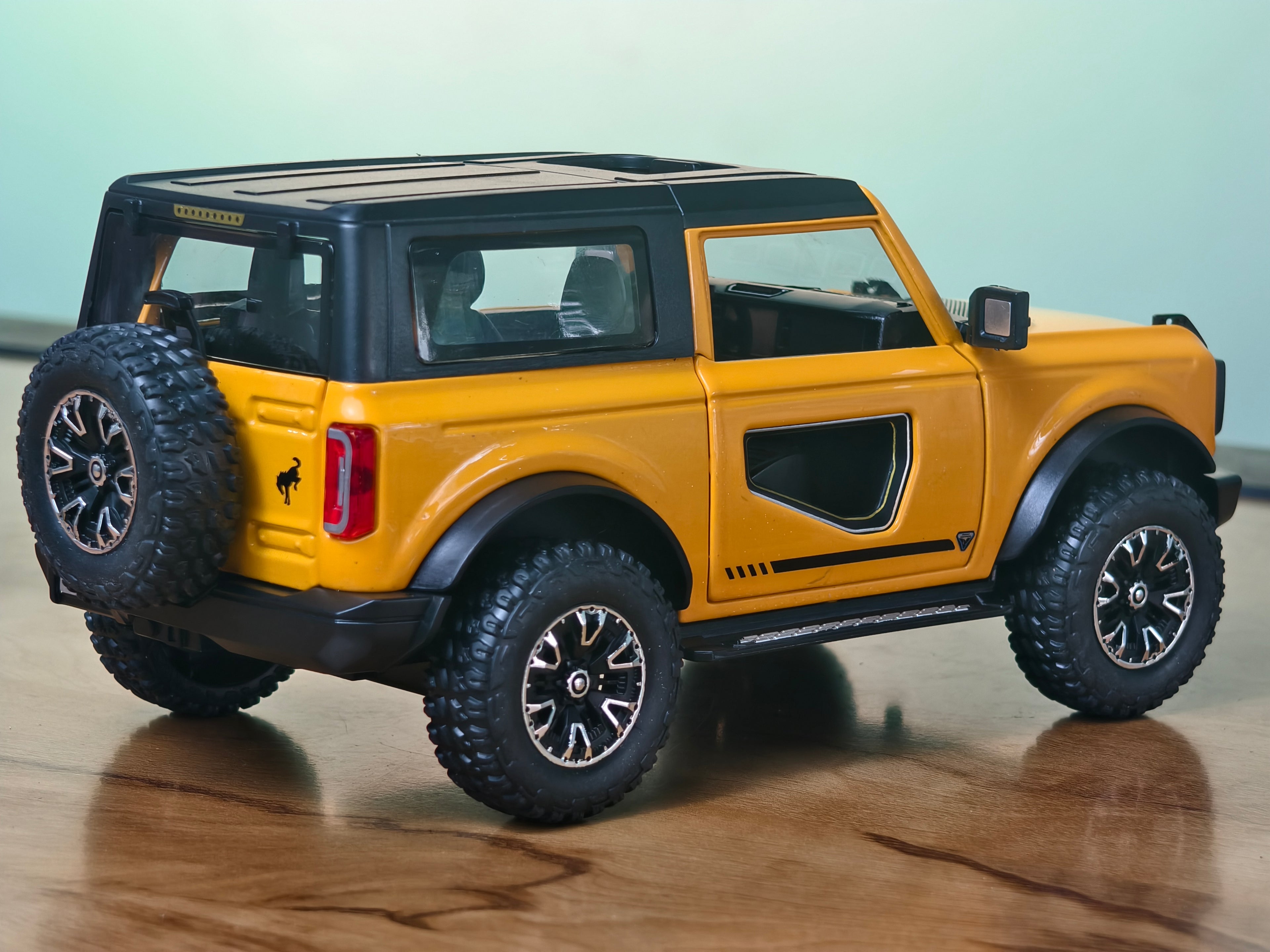 Ford Bronco 1:24 Scale Premium Detailing