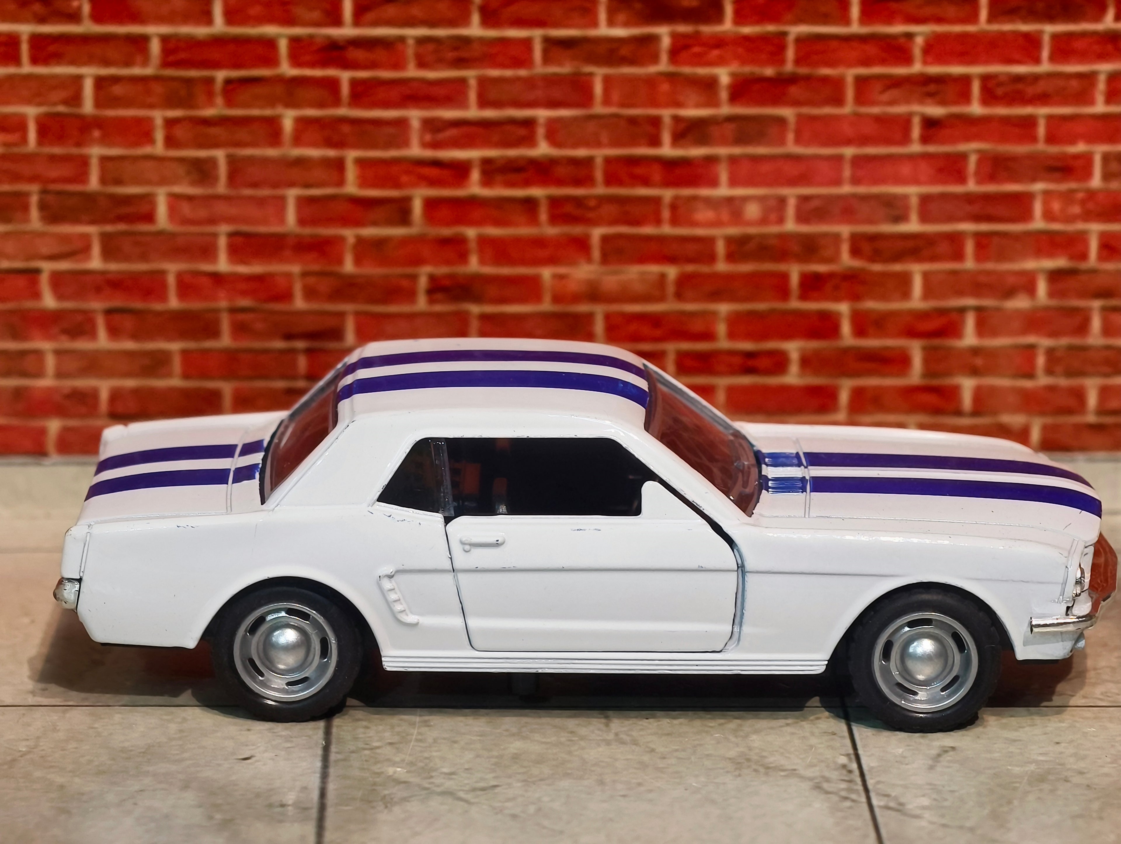 Classic Shelby GT350 Coupe 1965 Model 1:32 Scale