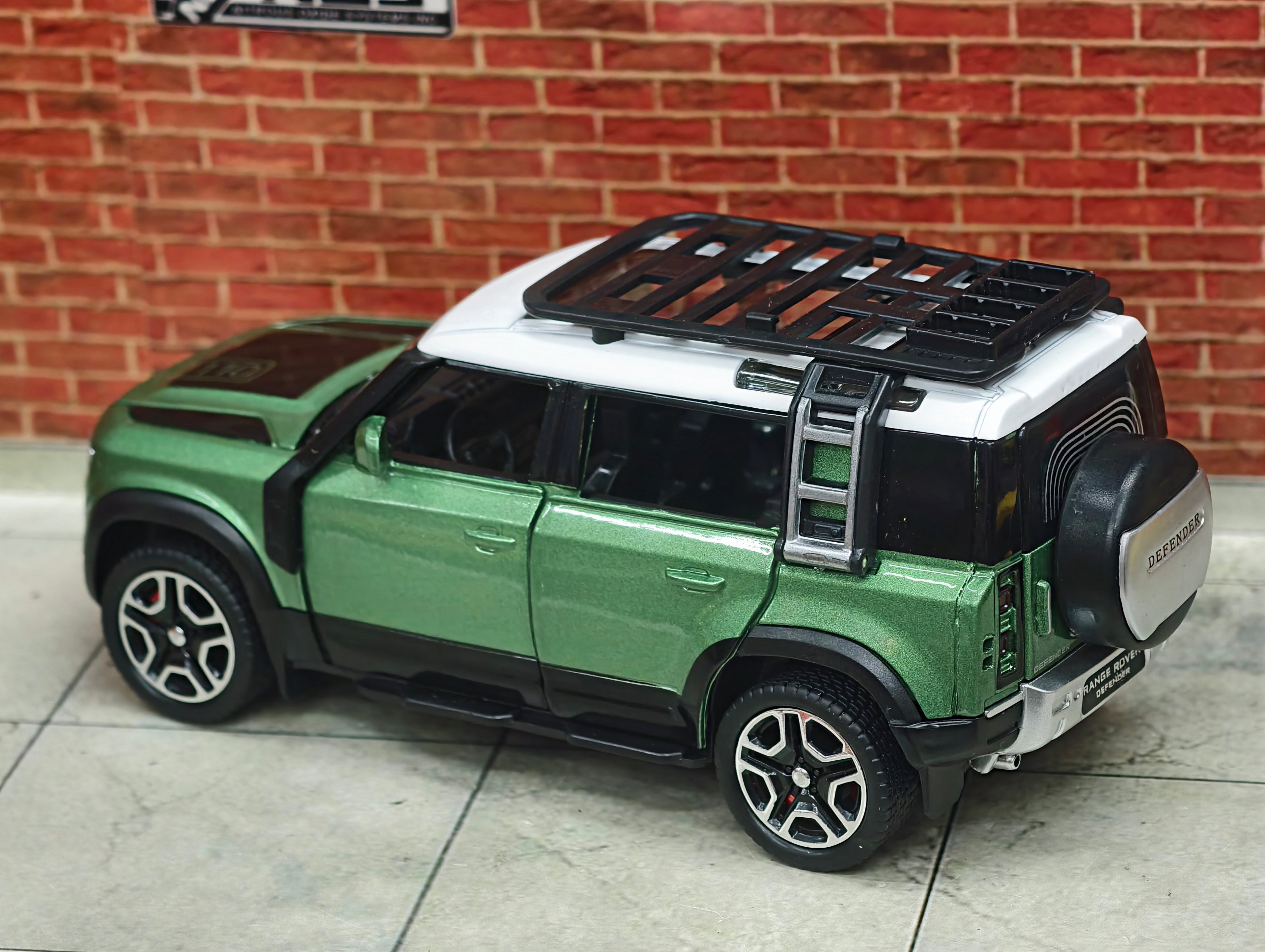 Land Rover Defender 110 (L663) 1:32 Scale