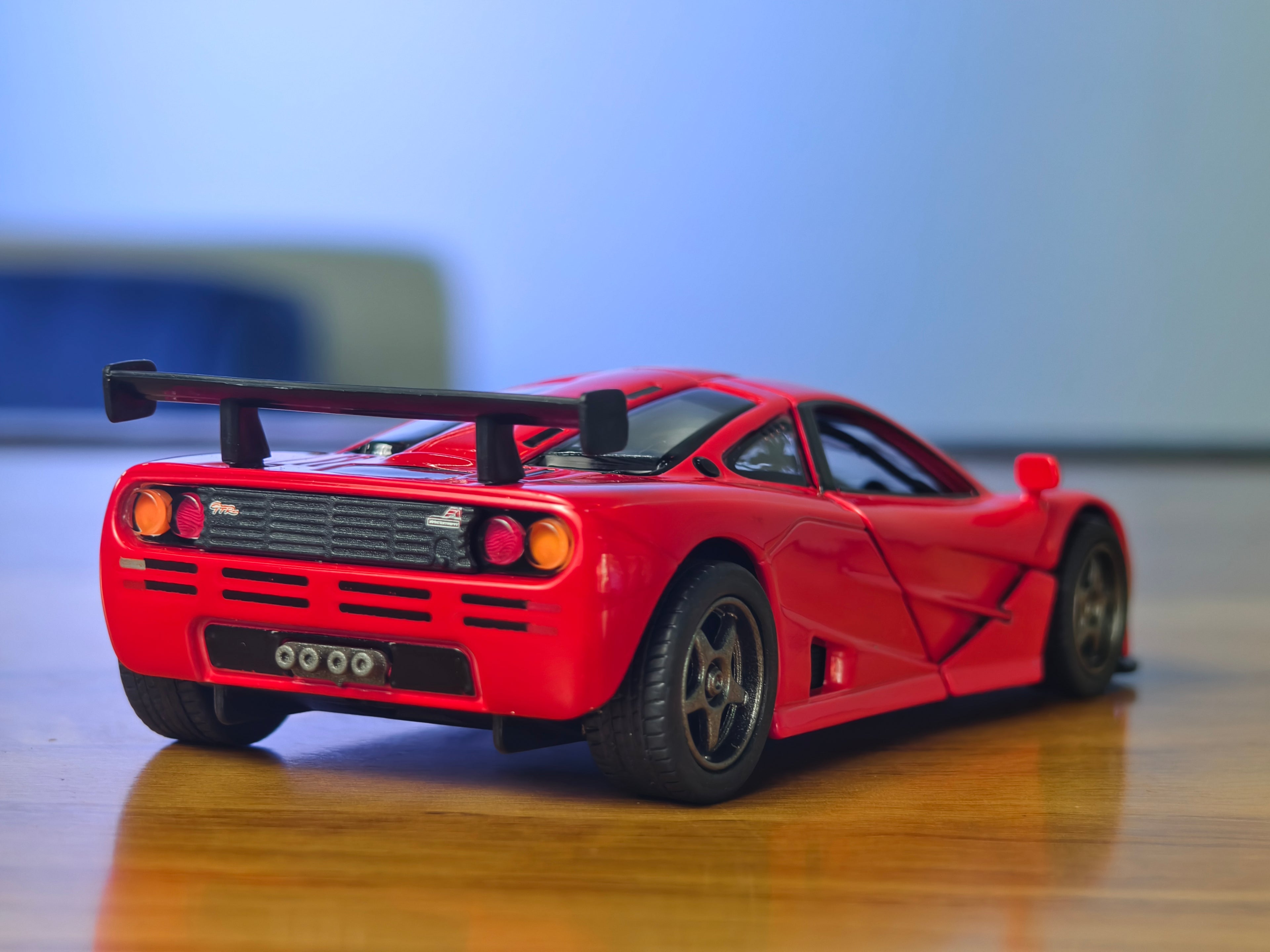 Kinsmart Official Licensed 1995 McLaren F1 GTR 1:34 Scale