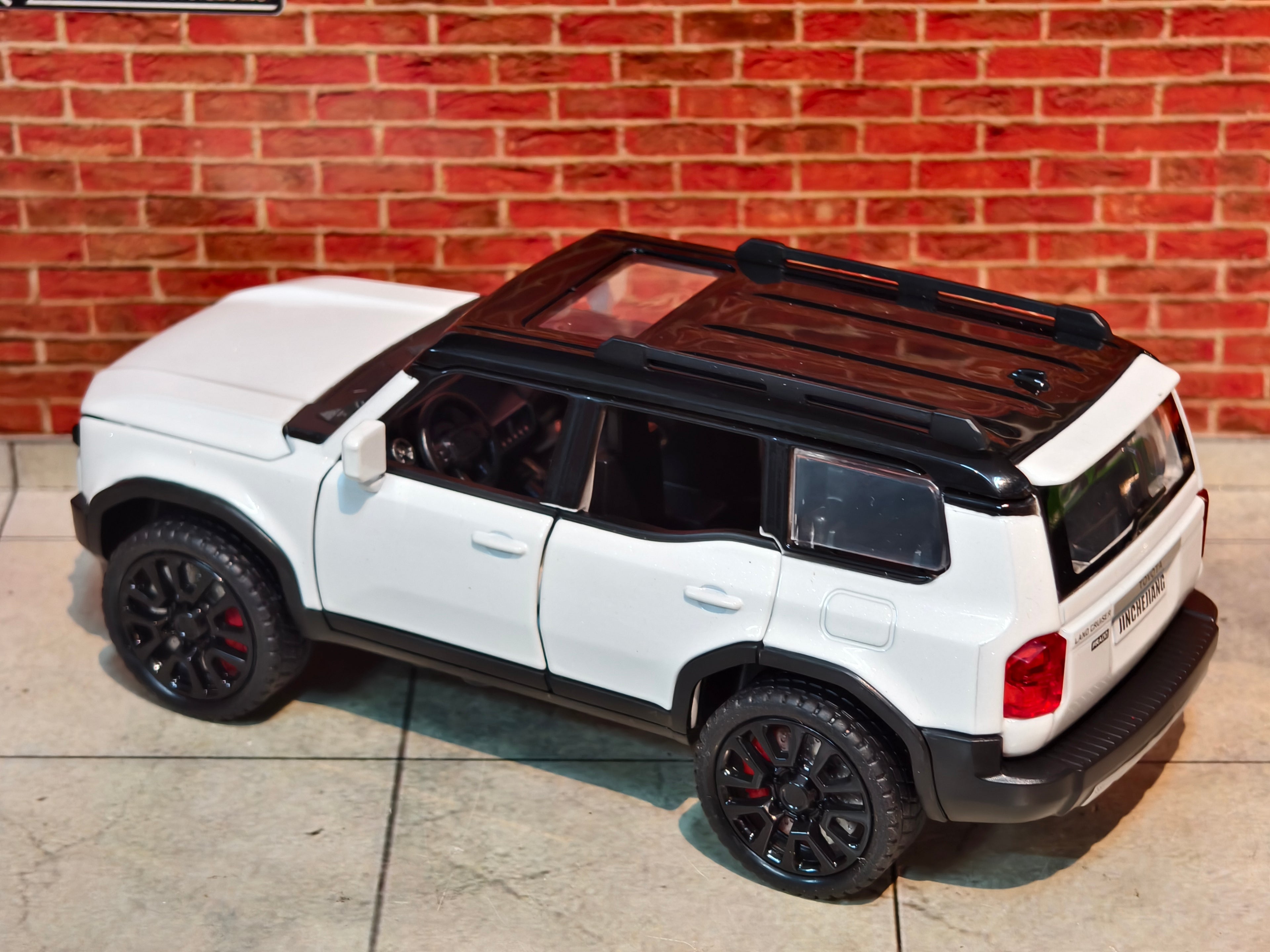 Toyota Land Cruiser Prado 1:32 Scale Premium Detailing