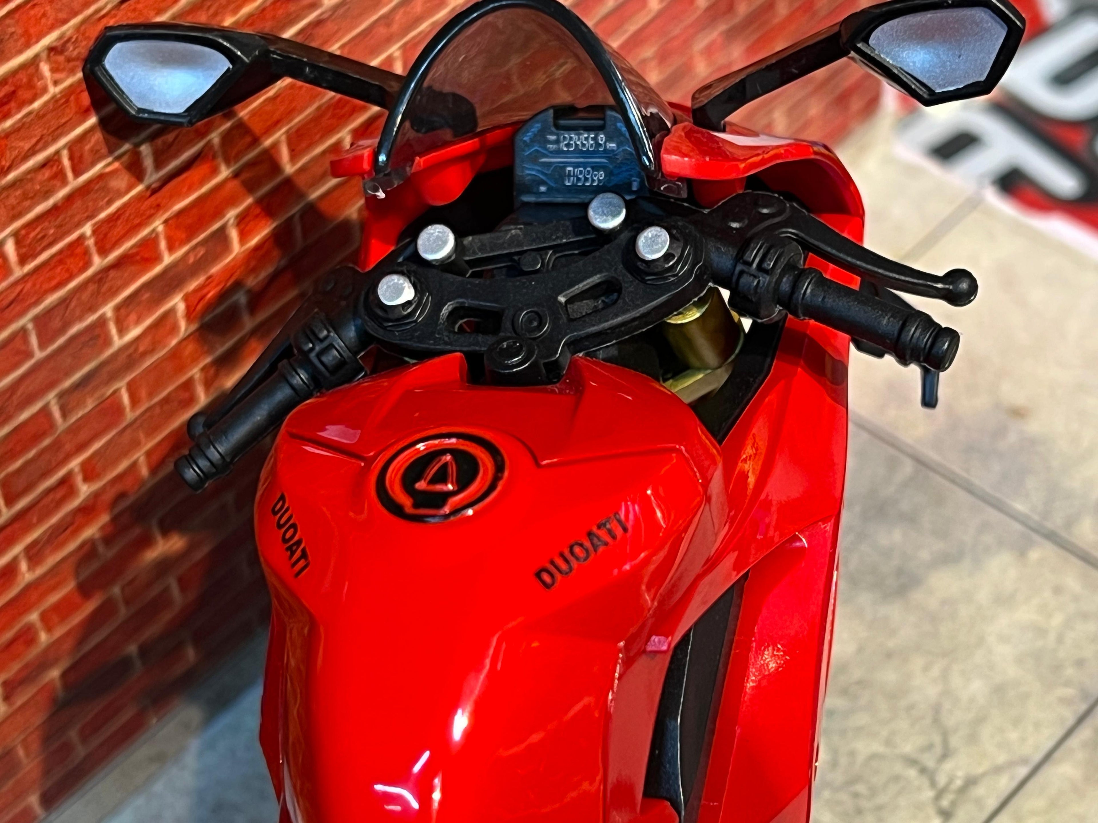 Ducati Panigale V4 1:10 scale with Paddock Stand