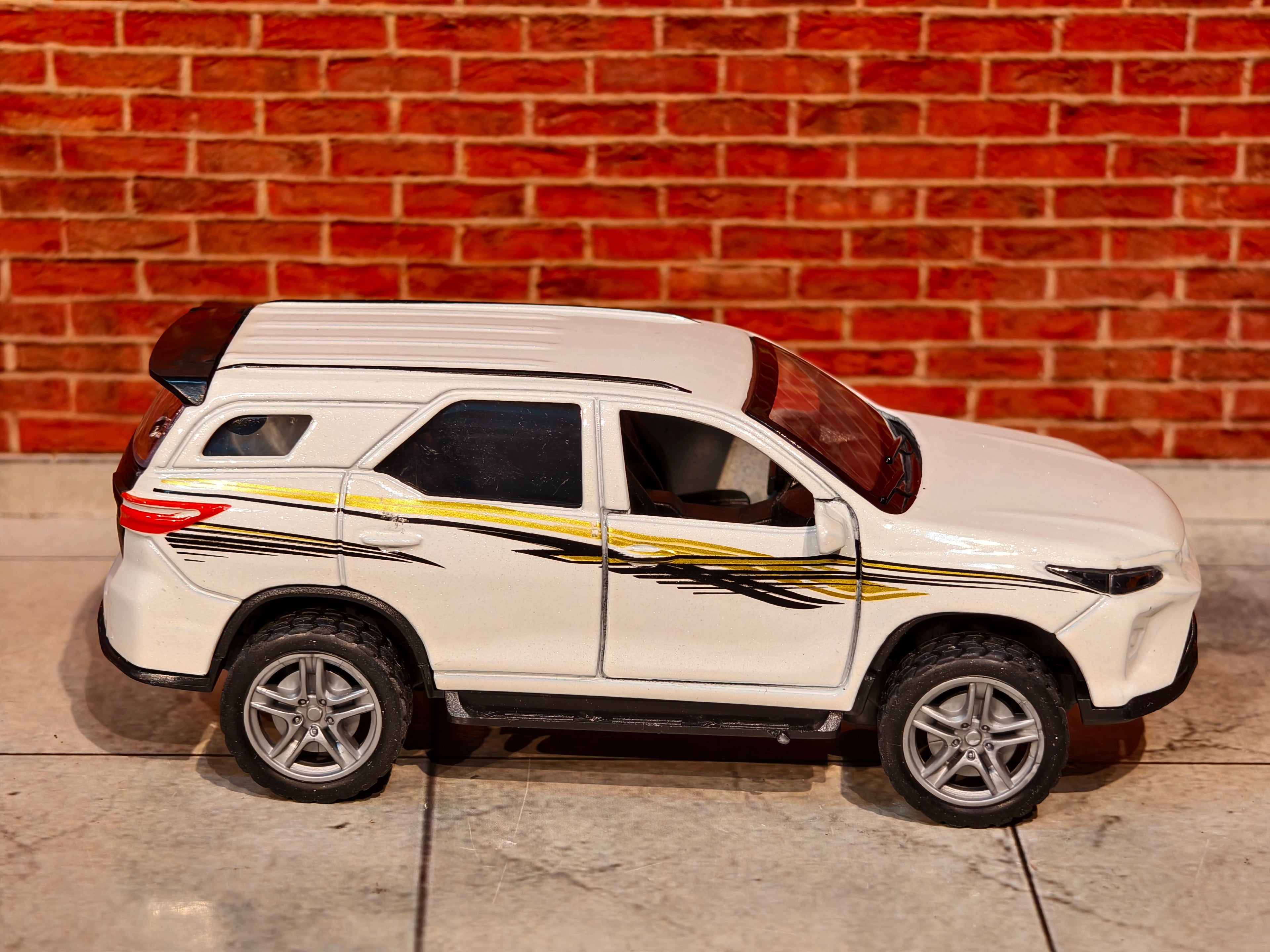 Fortuner 1:36 Scale 3 Door Openable with Light & Sound