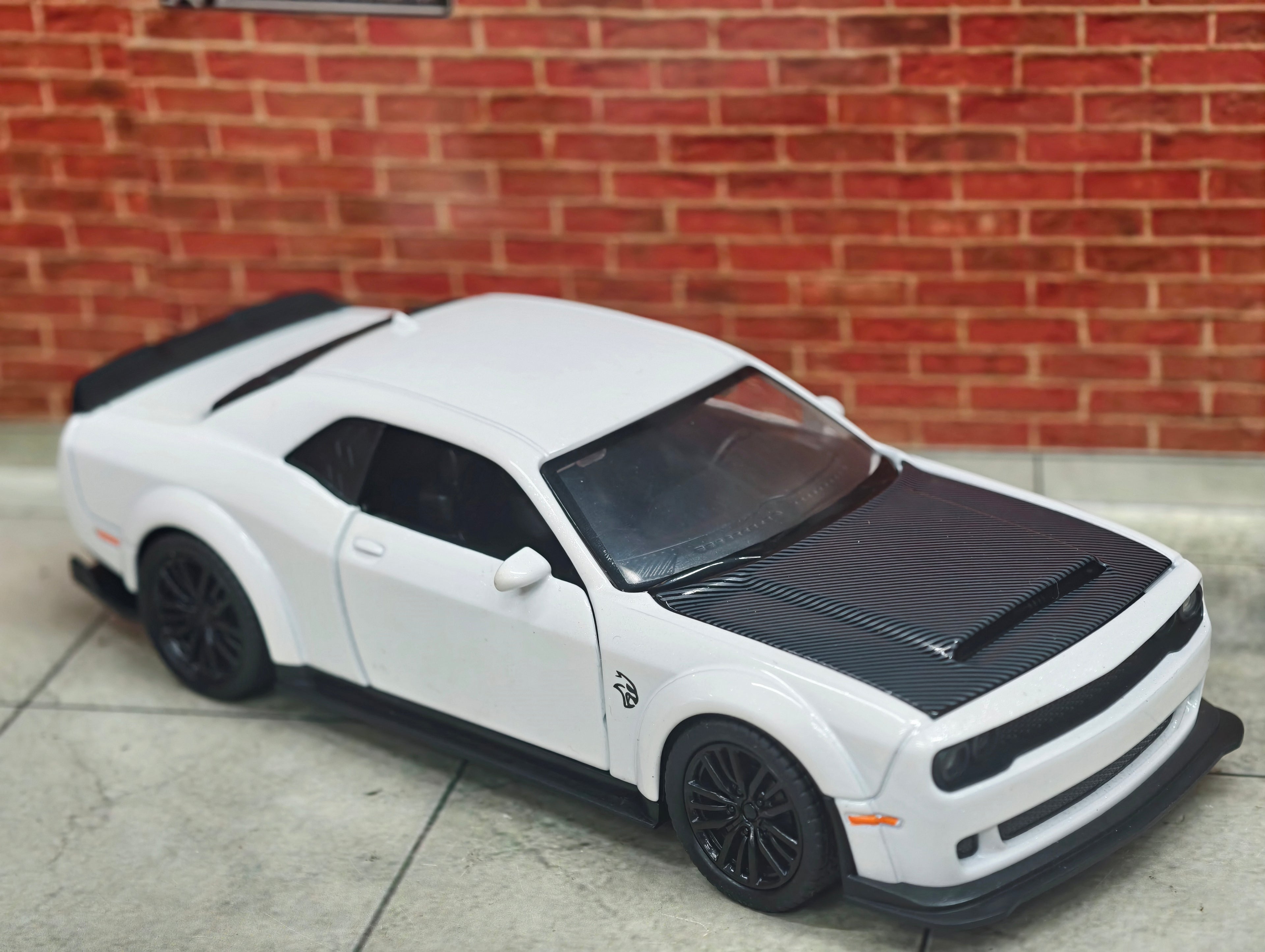 Dodge Challenger SRT 1:32 Scale
