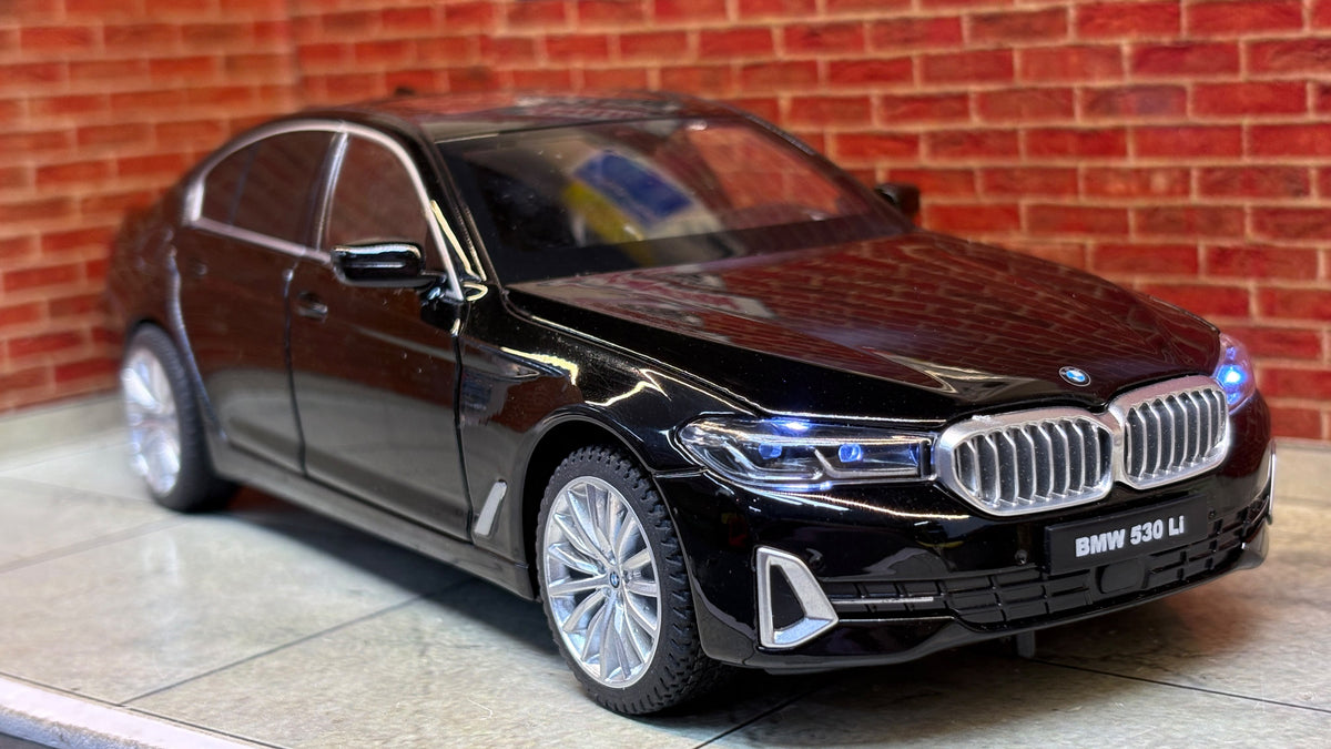 QY Official Licensed BMW 5 Series LCI 1:24 Scale Premium Detailing