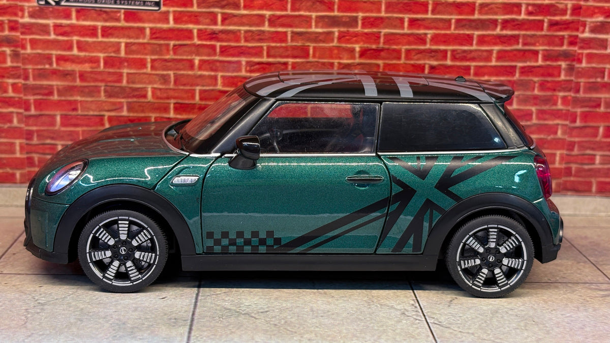QY Official Licensed Mini Cooper S 1:24 Scale Premium Detailing