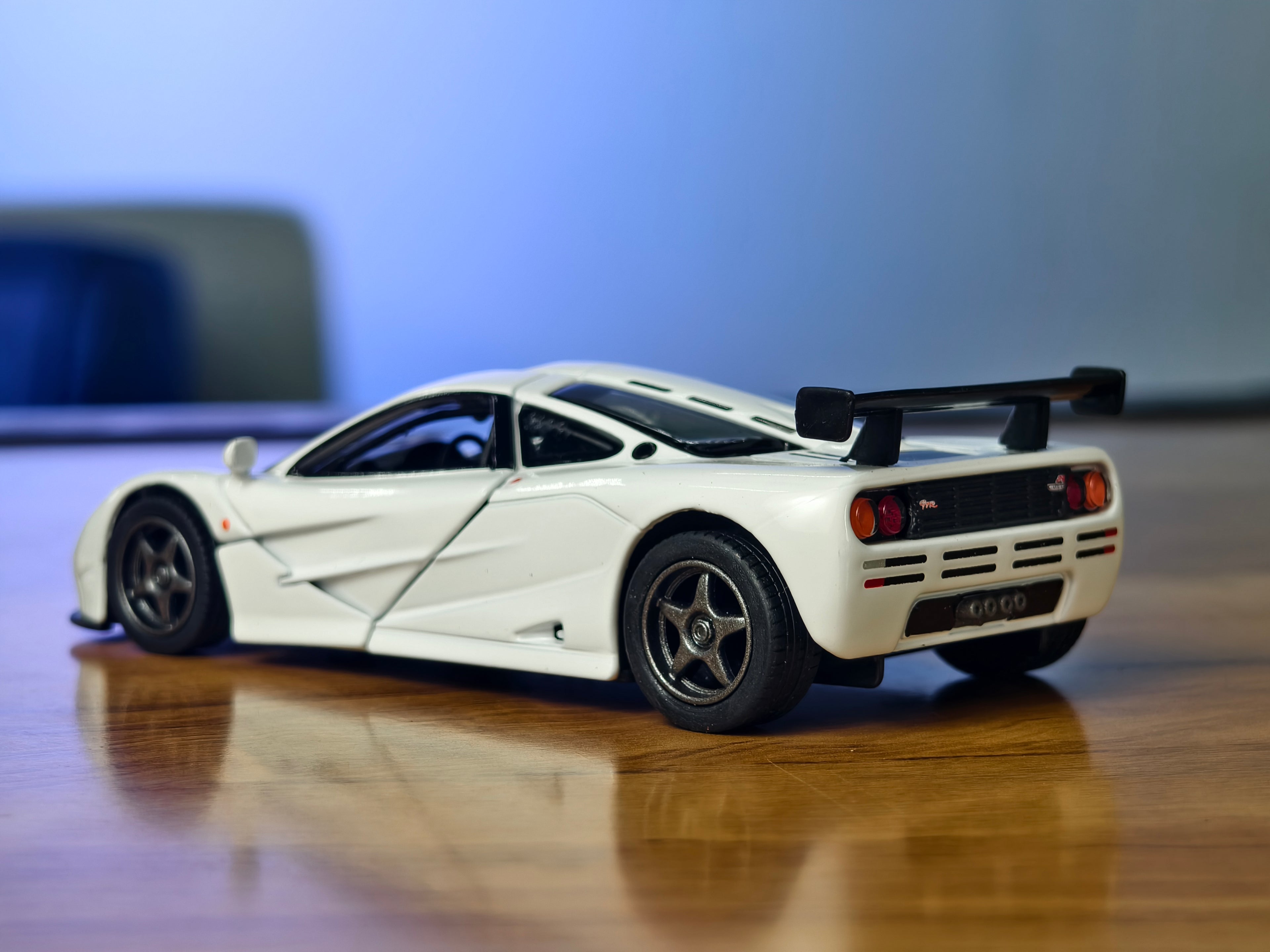 Kinsmart Official Licensed 1995 McLaren F1 GTR 1:34 Scale