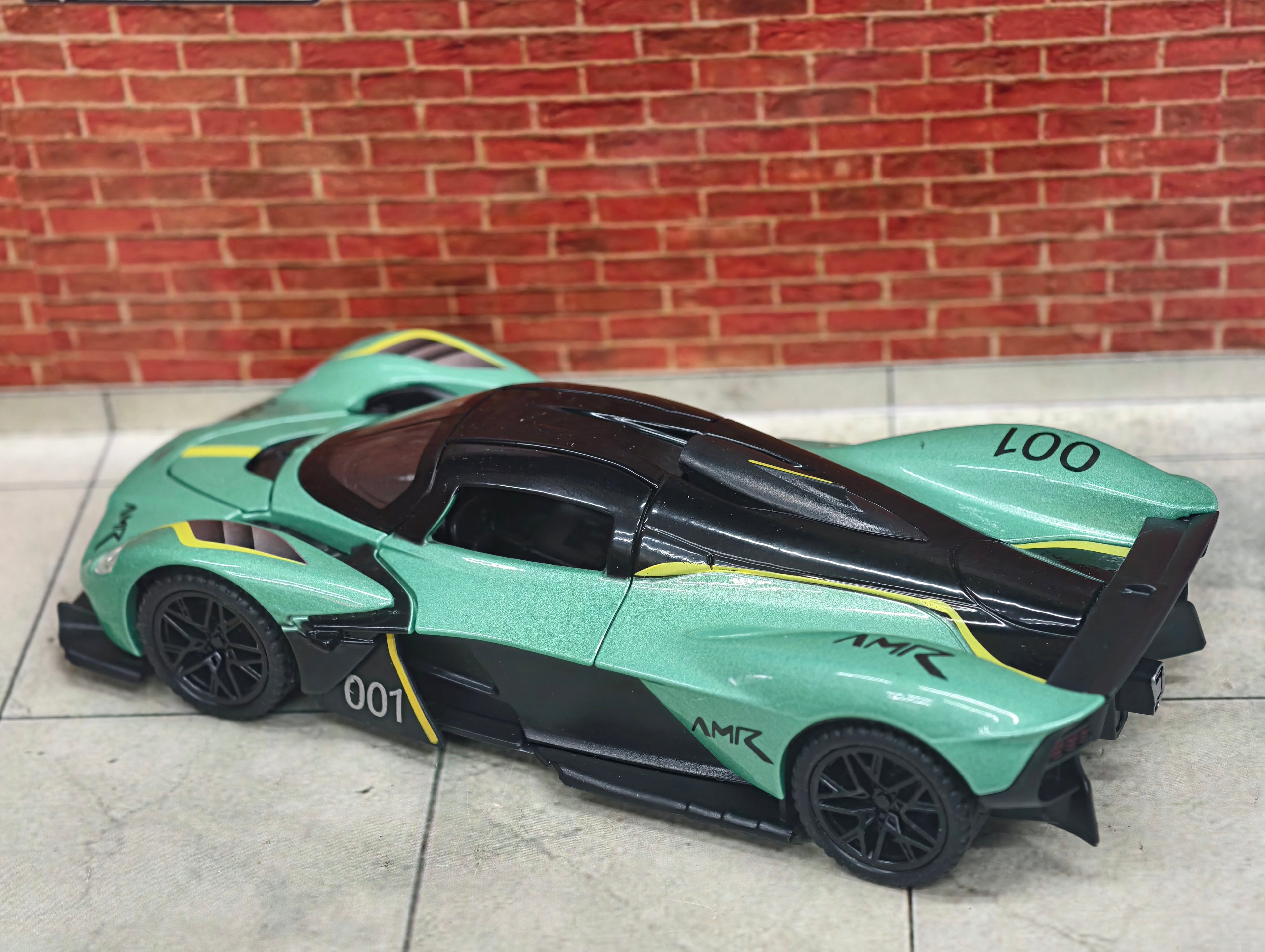 Aston Martin Valkyrie AMR Pro 1:32 Scale